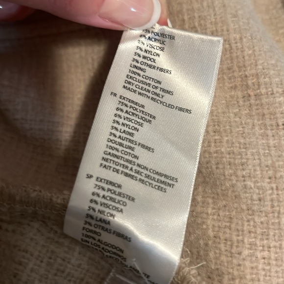 Beautiful RD style cropped shacket in beige - Picture 4 of 4